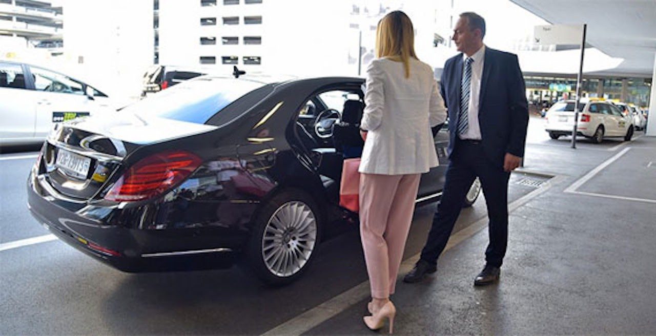 St. Louis Airport Limousine Service curbside pickup