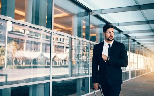 np_Business executive carrying suitcase in airport_41E7Z4_free Point to point transfer